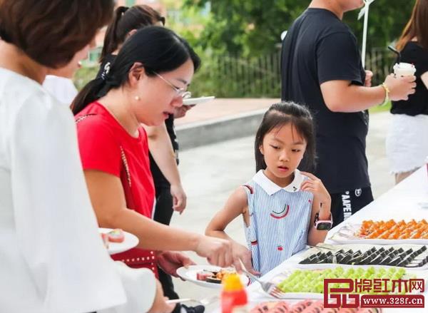 各種美食和飲品讓賓客們一飽口福 各種美食和飲品讓賓客們一飽口福