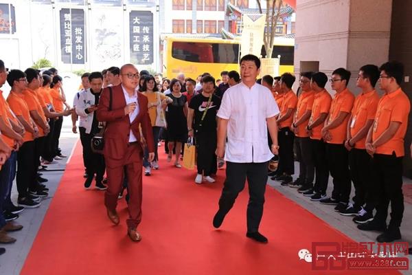 卓木王總裁杜長江帶領來賓參觀卓木王中式生活大家居體驗館