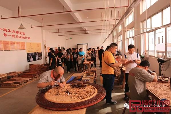 卓木王總裁杜長江帶領來賓參觀企業生產工藝