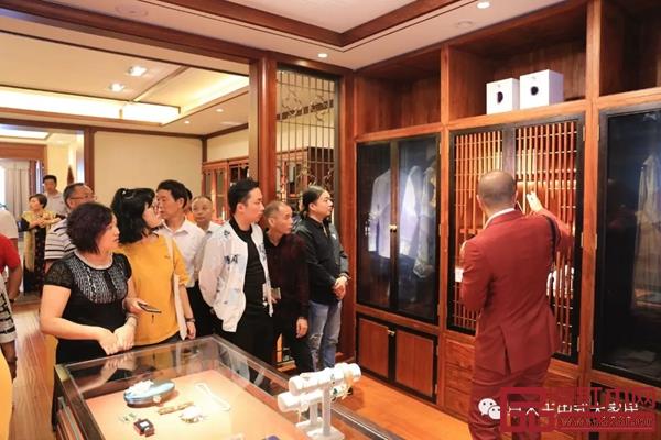 卓木王總裁杜長江為來賓詳細講解產品