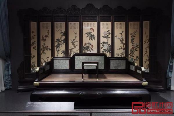 紫檀嵌玉云龍床及紫檀框黃漆百寶嵌花卉圖座屏 紫檀嵌玉云龍床及紫檀框黃漆百寶嵌花卉圖座屏