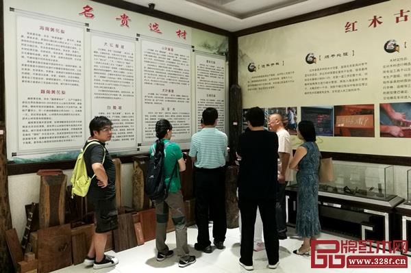 波記家具的客人在伍建波的引領下認識名貴紅木材質 波記家具的客人在伍建波的引領下認識名貴紅木材質