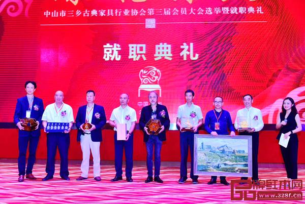 廣東省家具協會、東莞名家具俱樂部、大嶺山家具協會、智誠西洋藝術館與三鄉古典家具行業協會進行了互贈禮品儀式 廣東省家具協會、東莞名家具俱樂部、大嶺山家具協會、智誠西洋藝術館與三鄉古典家具行業協會進行了互贈禮品儀式