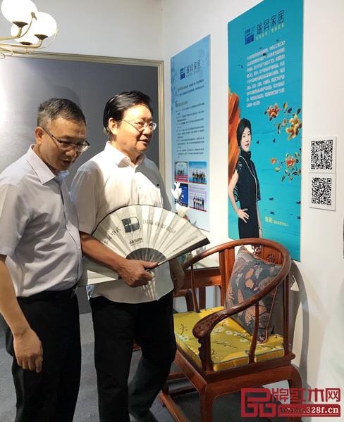 全國工商聯原副主席程路(右)、中山市大涌鎮黨委書記郭叢樞(左)瀏覽瑞昇家居的榮譽墻 全國工商聯原副主席程路(右)、中山市大涌鎮黨委書記郭叢樞(左)瀏覽瑞昇家居的榮譽墻
