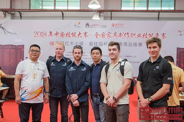 第45屆世界技能大賽精細木工項目中外專家組成員在競賽現場 第45屆世界技能大賽精細木工項目中外專家組成員在競賽現場
