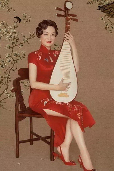 林青霞坐在紅木椅子上散發(fā)出古典氣質(zhì)