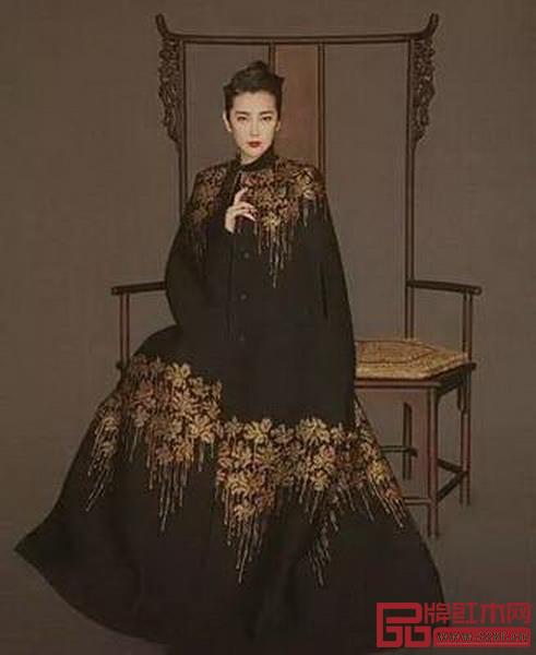 李冰冰坐上紅木椅上盡顯女王氣質(zhì)