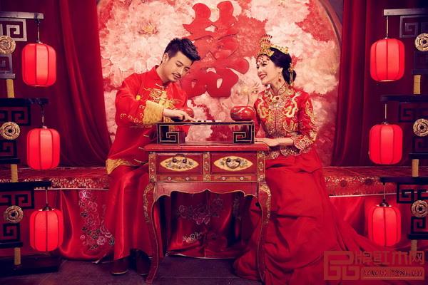 喜服搭配紅木家具獨(dú)具中式韻味