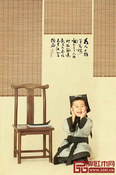 孩子與紅木家具同框，俏皮中又顯詩意（圖片來源：童美兒童攝影）