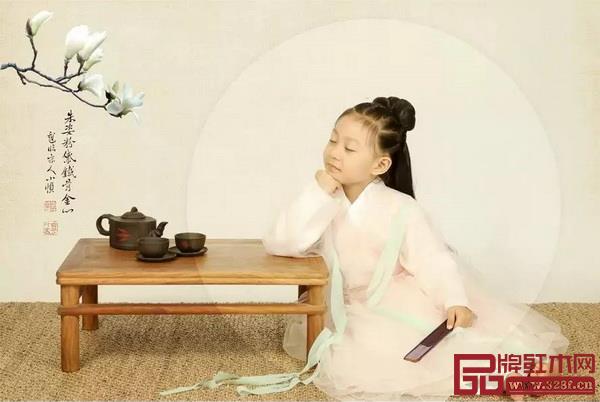 孩子與紅木家具同框，俏皮中又顯詩意（圖片來源：童美兒童攝影）