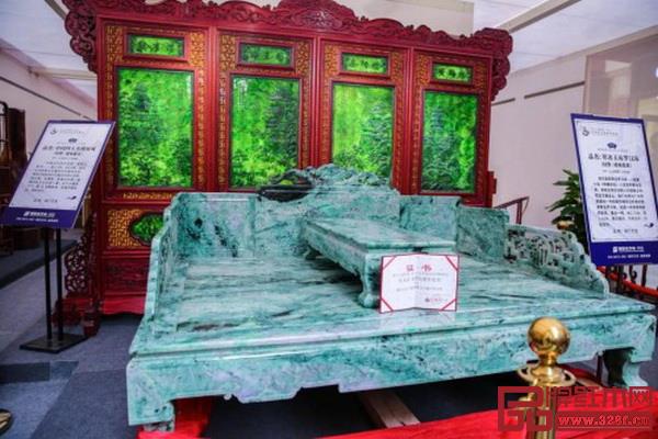  展出的翡翠寒玉羅漢床、翡翠玉屏風
