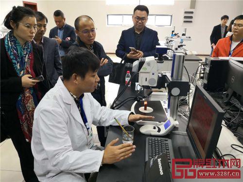 浙江省木雕紅木家具產品質量檢驗中心、國家木雕及紅木制品質量監督檢驗中心(籌)的檢測人員正在演示通過精密儀器進行紅木檢測 浙江省木雕紅木家具產品質量檢驗中心、國家木雕及紅木制品質量監督檢驗中心(籌)的檢測人員正在演示通過精密儀器進行紅木檢測
