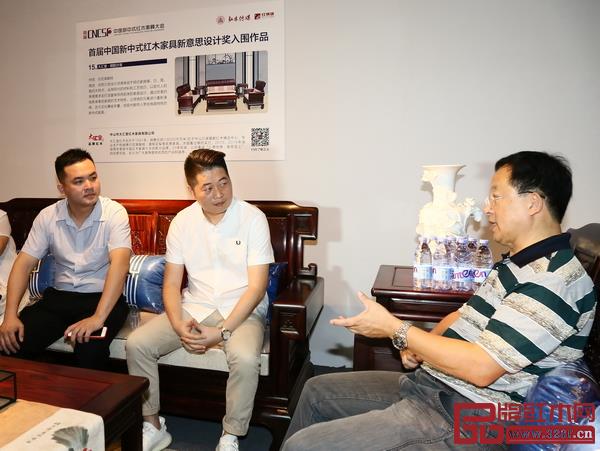 全聯藝術紅木家具專業委員會專家顧問、華南農業大學博士生導師李凱夫（右）就《印尼黑酸枝明韻沙發》的整體造型與大匯堂總經理胡春騰（中）、水溪直營店負責人區惠權（左）進行深入交流