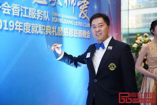 自加入獅子會以來，胡春龍積極履行承諾，做“參與式”公益，堅持與獅友們一起深入基層、投身公益