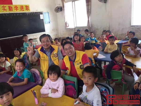 自加入獅子會以來，胡春龍積極履行承諾，做“參與式”公益，堅持與獅友們一起深入基層、投身公益