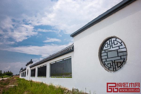 工廠外墻建成經典的白墻黑瓦，一方方云墻下還飾以不同形狀的花窗，透過花窗有柵欄，可以看到場內的景觀