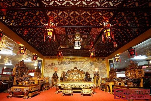 憑祥紅木城內(nèi)擺放的黃花梨家具 憑祥紅木城內(nèi)擺放的黃花梨家具