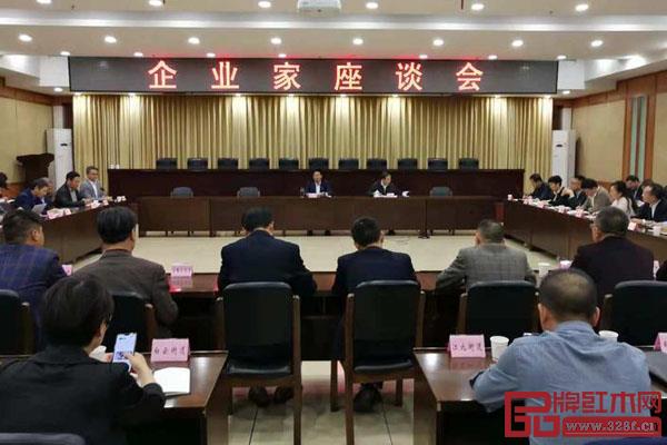 10月31日,由東陽市委副書記、市長姚激揚主持的企業家座談會在東陽市行政服務中心召開 10月31日,由東陽市委副書記、市長姚激揚主持的企業家座談會在東陽市行政服務中心召開