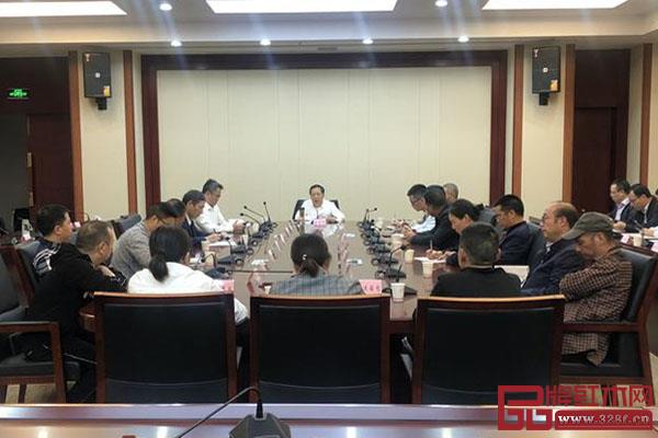 10月26日,東陽市委常委、常務副市長王天仁主持召開全市企業家座談會 10月26日,東陽市委常委、常務副市長王天仁主持召開全市企業家座談會