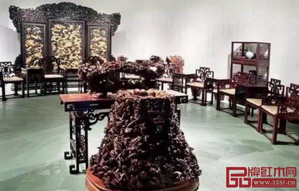 中國女首富陳麗華對紫檀情有獨鐘,她的紫檀博物館里有屏風、條案、桌椅等各類紫檀家具 中國女首富陳麗華對紫檀情有獨鐘,她的紫檀博物館里有屏風、條案、桌椅等各類紫檀家具