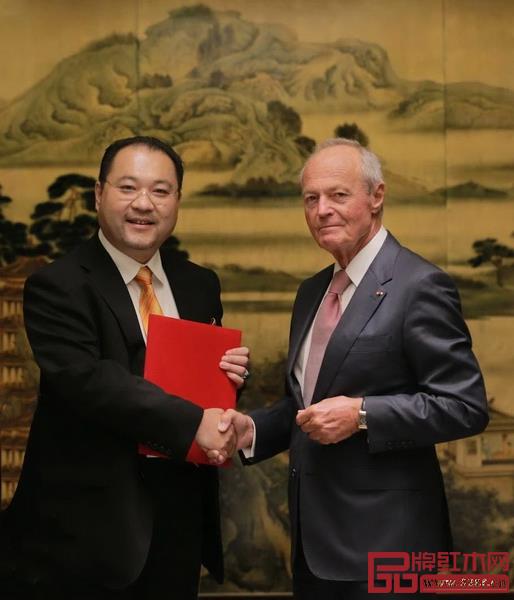匈牙利共和國前總理麥杰希·彼得對太和木作完美修復故宮乾隆花園文物家具表示高度贊賞 匈牙利共和國前總理麥杰希·彼得對太和木作完美修復故宮乾隆花園文物家具表示高度贊賞