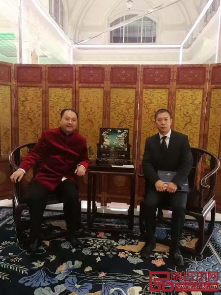 太和木作創始人關毅(左)與中國匈牙利大使館文化參贊王錚(右)合影 太和木作創始人關毅(左)與中國匈牙利大使館文化參贊王錚(右)合影
