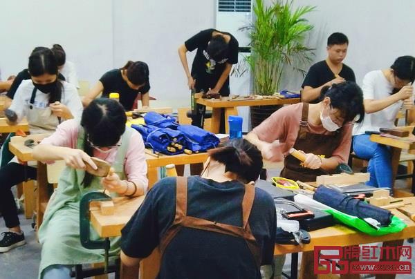 學生們進行雕刻紋樣設計課程