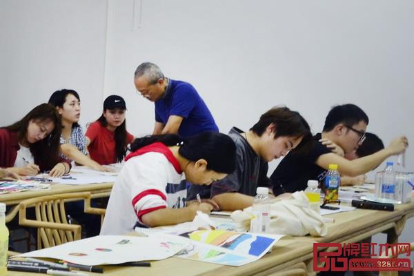 學生們進行色彩課程