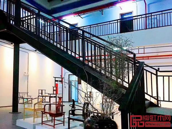   學院內陳列著學生們的畢業設計作品，每一件都與眾不同