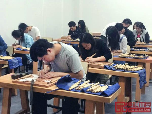  學生們進行雕刻課程
