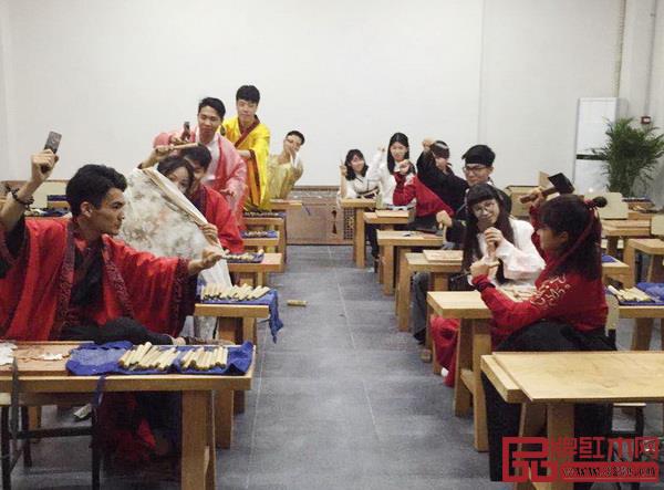 在紅木家居學(xué)院,花藝、茶藝、漢服等傳統(tǒng)文化體驗(yàn)也是學(xué)習(xí)的一部分(圖片來源:紅木家居學(xué)院) 在紅木家居學(xué)院,花藝、茶藝、漢服等傳統(tǒng)文化體驗(yàn)也是學(xué)習(xí)的一部分(圖片來源:紅木家居學(xué)院)
