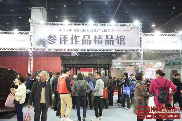 大成尚品《光輝中華十二柱龍床》在展會現場成為耀眼的明珠 大成尚品《光輝中華十二柱龍床》在展會現場成為耀眼的明珠