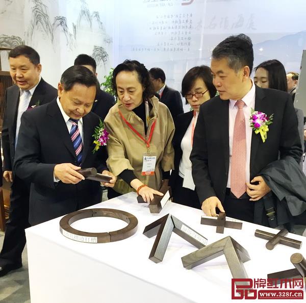 一眾領導嘉賓參觀參展企業 一眾領導嘉賓參觀參展企業
