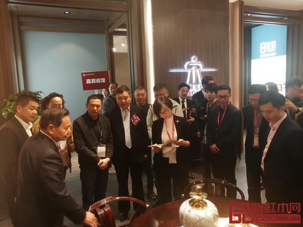 一眾領導嘉賓參觀參展企業 一眾領導嘉賓參觀參展企業