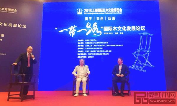 伍氏興隆董事長伍炳亮(左二)、三福董事長黃福華(右一)就“中國紅木文化以及傳統(tǒng)藝術(shù)如何走向世界”提出建設(shè)性意見 伍氏興隆董事長伍炳亮(左二)、三福董事長黃福華(右一)就“中國紅木文化以及傳統(tǒng)藝術(shù)如何走向世界”提出建設(shè)性意見