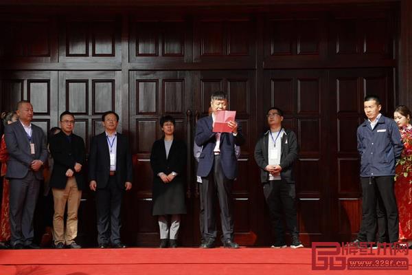 東陽市市場監督管理局黨委委員、副局長,東陽市木雕紅木產業管理辦公室專職副主任陸文獻寄語恒達木業再接再厲,勇攀新高峰 東陽市市場監督管理局黨委委員、副局長,東陽市木雕紅木產業管理辦公室專職副主任陸文獻寄語恒達木業再接再厲,勇攀新高峰