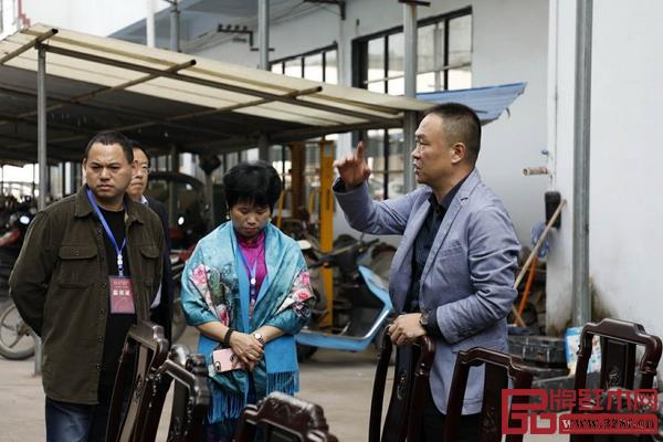 恒達木業董事長陳國良(右一)為嘉賓們介紹恒達木業的生產工藝 恒達木業董事長陳國良(右一)為嘉賓們介紹恒達木業的生產工藝