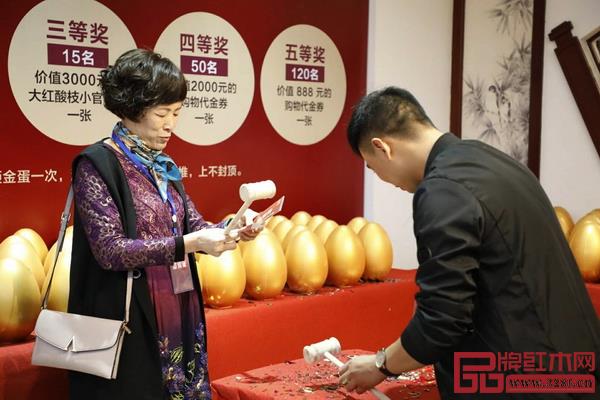 恒達木業舉行砸金蛋活動 恒達木業舉行砸金蛋活動