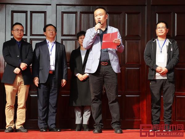 恒達木業20周年感恩慶典剪彩儀式上,恒達木業董事長陳國良致歡迎辭 恒達木業20周年感恩慶典剪彩儀式上,恒達木業董事長陳國良致歡迎辭