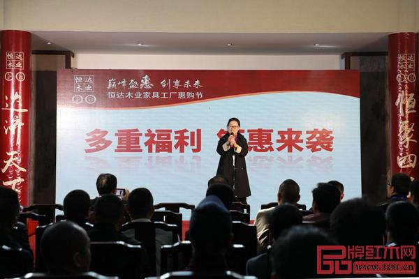 恒達木業銷售經理金蘭現場發布優惠訂貨政策 恒達木業銷售經理金蘭現場發布優惠訂貨政策