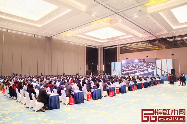 舉辦地不斷升級(jí)，中國(guó)紅木家具品牌大會(huì)彰顯出“國(guó)際化”的大格局（第七屆中國(guó)紅木家具品牌大會(huì)在G20 峰會(huì)舉辦地——杭州國(guó)際博覽中心召開）