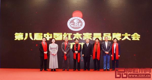 政府、行業(yè)領(lǐng)導(dǎo)和品牌企業(yè)大咖的參加，使得中國(guó)紅木家具品牌大會(huì)的知名度逐年擴(kuò)大