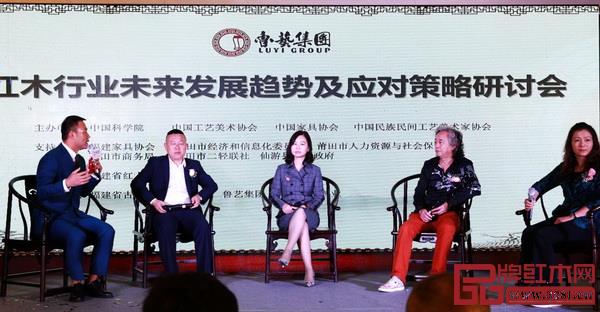 南京林業大學家居與工業設計學院教授陳于書(右一)、深圳坐標智業董事長張家年(右二)、武漢大學教授余湘林(左二)、中式家具品牌商學院院長張歆汶(中)進行高峰對話 南京林業大學家居與工業設計學院教授陳于書(右一)、深圳坐標智業董事長張家年(右二)、武漢大學教授余湘林(左二)、中式家具品牌商學院院長張歆汶(中)進行高峰對話