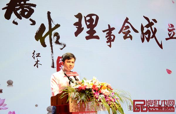 全聯(lián)藝術(shù)紅木家具專業(yè)委員會(huì)執(zhí)行會(huì)長(zhǎng)、弘木傳媒CEO林偉華受邀致辭時(shí)表示,文化是魂,品質(zhì)、品位、品牌是紅木家具企業(yè)發(fā)展未來 全聯(lián)藝術(shù)紅木家具專業(yè)委員會(huì)執(zhí)行會(huì)長(zhǎng)、弘木傳媒CEO林偉華受邀致辭時(shí)表示,文化是魂,品質(zhì)、品位、品牌是紅木家具企業(yè)發(fā)展未來