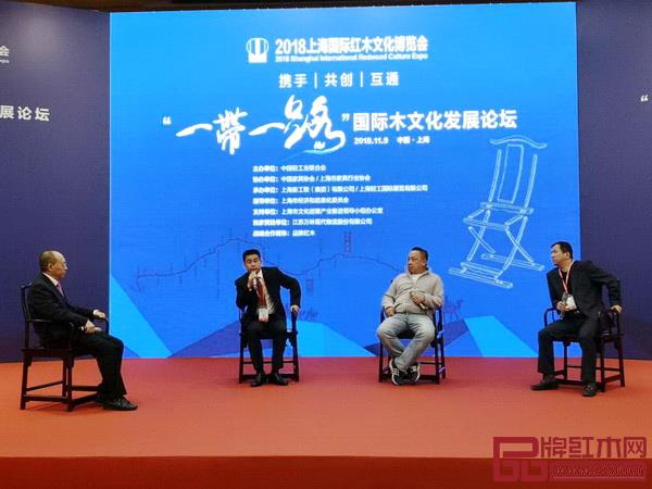 中山市大涌鎮鎮長賀修虎(左二)在“‘一帶一路’國際木文化發展論壇”發言 中山市大涌鎮鎮長賀修虎(左二)在“‘一帶一路’國際木文化發展論壇”發言