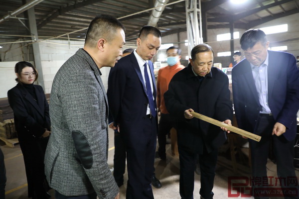 楊志明部長(右二)對恒達木業(yè)選材用料認真詢問 楊志明部長(右二)對恒達木業(yè)選材用料認真詢問