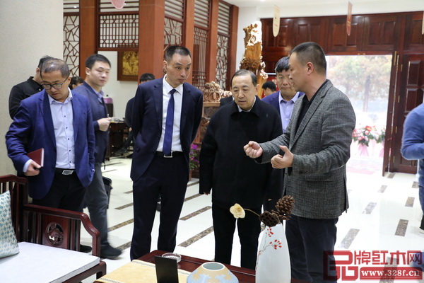 國務院參事室特邀研究員、原人力資源和社會保障部副部長、黨組副書記、東陽市紅木產(chǎn)業(yè)發(fā)展顧問楊志明(右二)、東陽市人民政府副市長蔣震雷(右三)和恒達木業(yè)董事長陳國良(右一)一同參觀恒達木業(yè)展廳,交流溝通 國務院參事室特邀研究員、原人力資源和社會保障部副部長、黨組副書記、東陽市紅木產(chǎn)業(yè)發(fā)展顧問楊志明(右二)、東陽市人民政府副市長蔣震雷(右三)和恒達木業(yè)董事長陳國良(右一)一同參觀恒達木業(yè)展廳,交流溝通