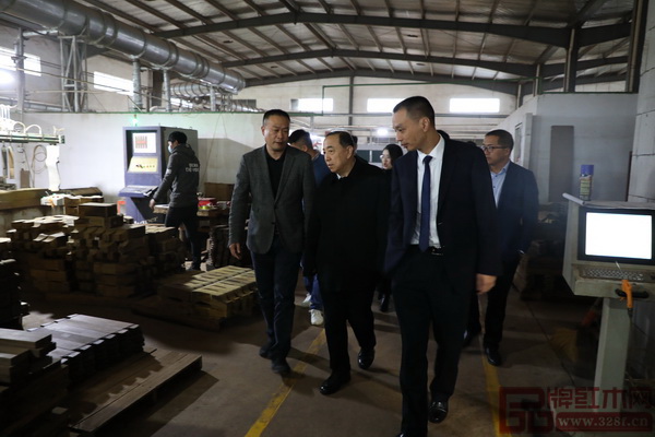 楊志明部長一行參觀恒達木業(yè)工廠 楊志明部長一行參觀恒達木業(yè)工廠
