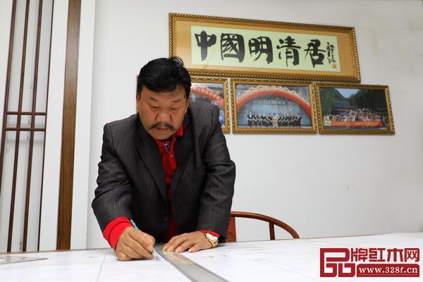 金彪云大師進行設計創作 金彪云大師進行設計創作