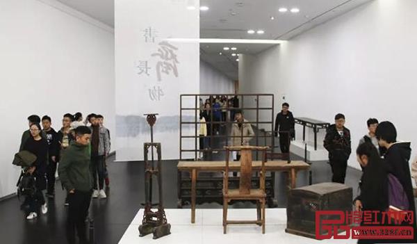 山西古典家具藝術巡展走進太原,吸引了眾多市民、藝術愛好者及收藏家到場觀賞 山西古典家具藝術巡展走進太原,吸引了眾多市民、藝術愛好者及收藏家到場觀賞